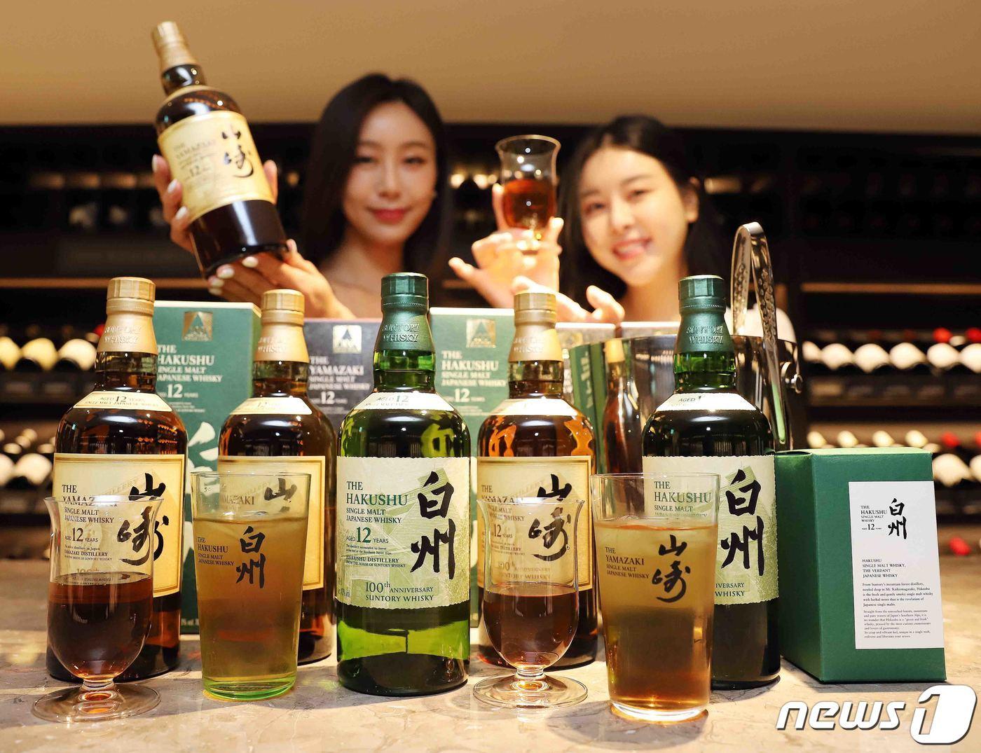 본문 이미지 - 신세계백화점이 '산토리 100주년 기념 리미티드 에디션'을 국내 최초로 선보인다고 4일 밝혔다. 오는 5일부터 강남점 버건디&, 본점 와인하우스에서 만나볼 수 있는 야마자키 12년, 하쿠슈 12년 리미티드 에디션은 일본 산토리 위스키 100주년을 기념해 제작됐다. (신세계백화점 제공) 2023.5.4/뉴스1