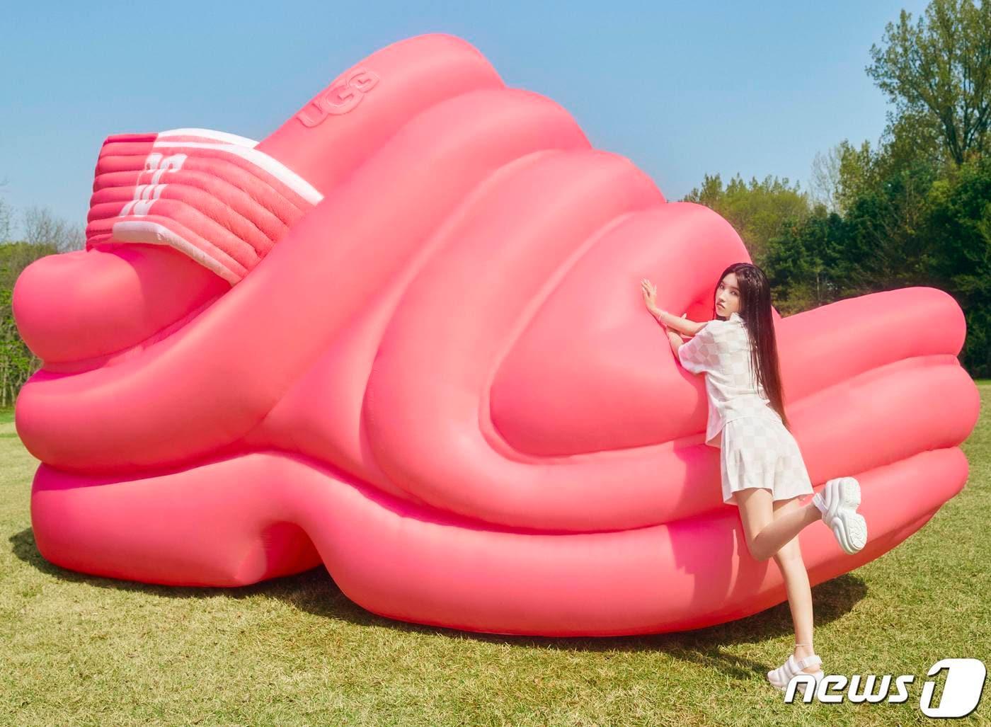 본문 이미지 - 어그는 이달부터 (여자)아이들 소연을 국내 전속 모델로 발탁하고 본격적인 여름 마케팅에 나선다.(어그제공)