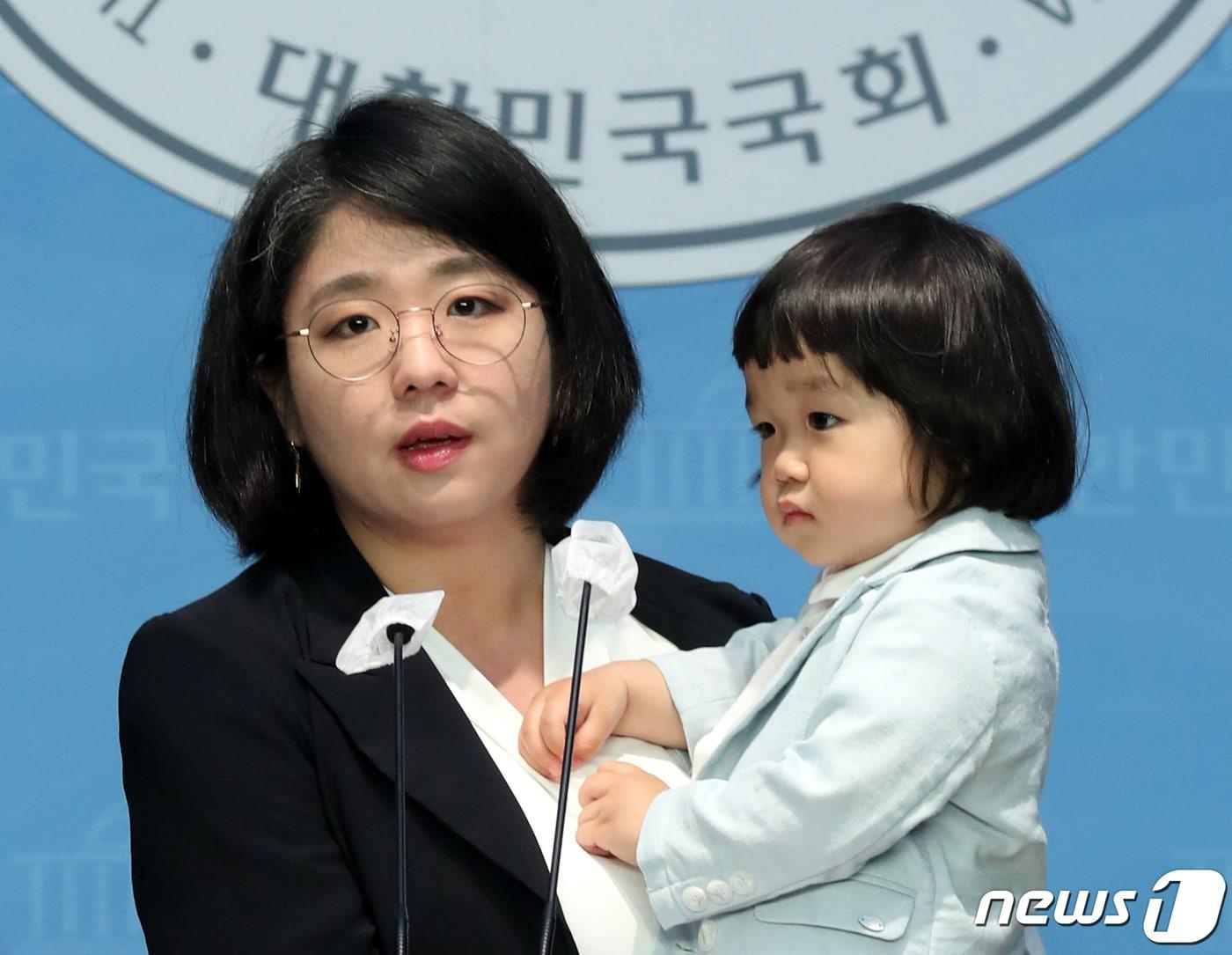 본문 이미지 - 용혜인 기본소득당 의원이 4일 오전 서울 여의도 국회 소통관에서 23개월 아들과 함께 어린이날 맞이 노키즈존 관련 입장 발표 기자회견을 하고 있다. 2023.5.4/뉴스1 ⓒ News1 송원영 기자