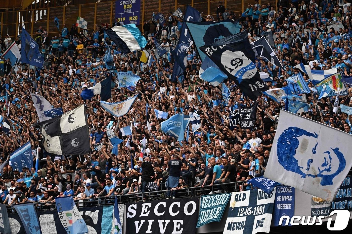 본문 이미지 - 33년을 기다린 나폴리 팬들. ⓒ AFP=뉴스1