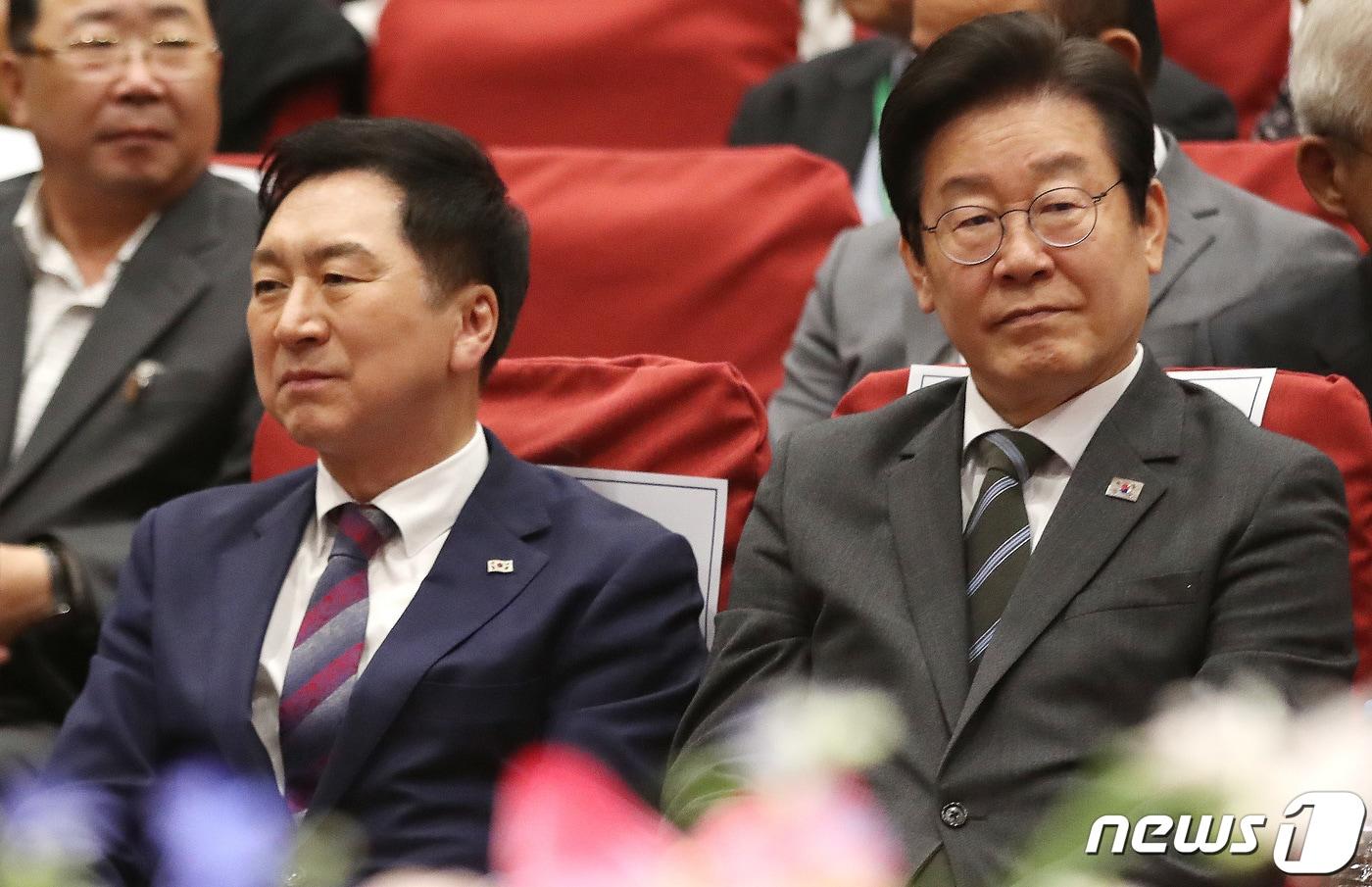 본문 이미지 - 김기현 국민의힘 대표(왼쪽)와 이재명 더불어민주당 대표 2023.5.4/뉴스1 ⓒ News1 임세영 기자