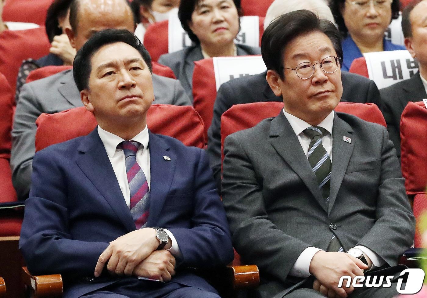 본문 이미지 - 김기현 국민의힘 대표(왼쪽)와 이재명 더불어민주당 대표가 지난 4일 서울 여의도 국회 의원회관에서 열린 어린이 안전 헌장 선포식에 참석, 나란히 앉아 있다./뉴스1 ⓒ News1 임세영 기자