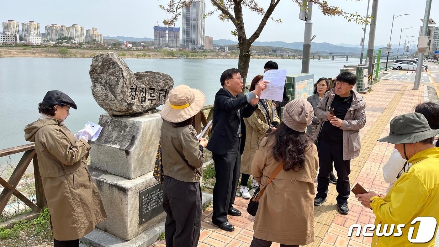 여주박물관이 여주시 도심에 있는 조선 후기~근현대 역사유적지를 전문 가이드의 설명을 들으며 도보로 탐방하는 골목길 투어를 진행한다.(여주박물관 제공)