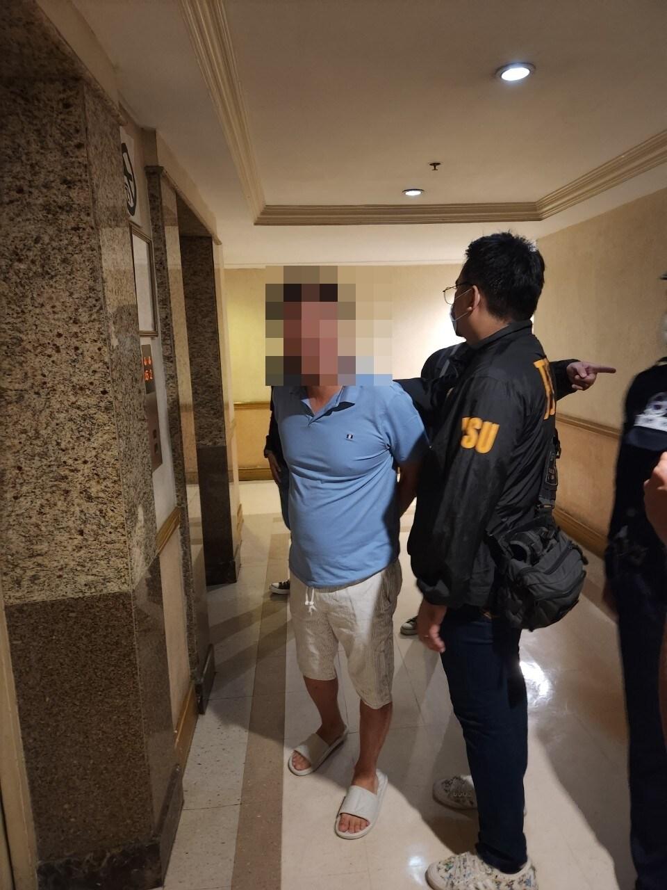 본문 이미지 - 필리핀에서 국내 자금관리책 및 유통책들을 통해 필로폰 등 마약류를 국내 450개에 달하는 지역에 유통한 혐의를 받는 A씨가 지난해 10월 필리핀 현지에서 검거되고 있다. (자료=경찰청 제공)