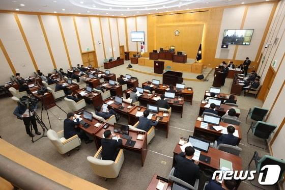 본문 이미지 -  충북 충주시시설관리공단 조직 진단 연구용역이 마무리 단게로 접어든 가운데 공단이 운영의 효율성을 살릴지 주목된다. 사진은 충주시의회./뉴스1