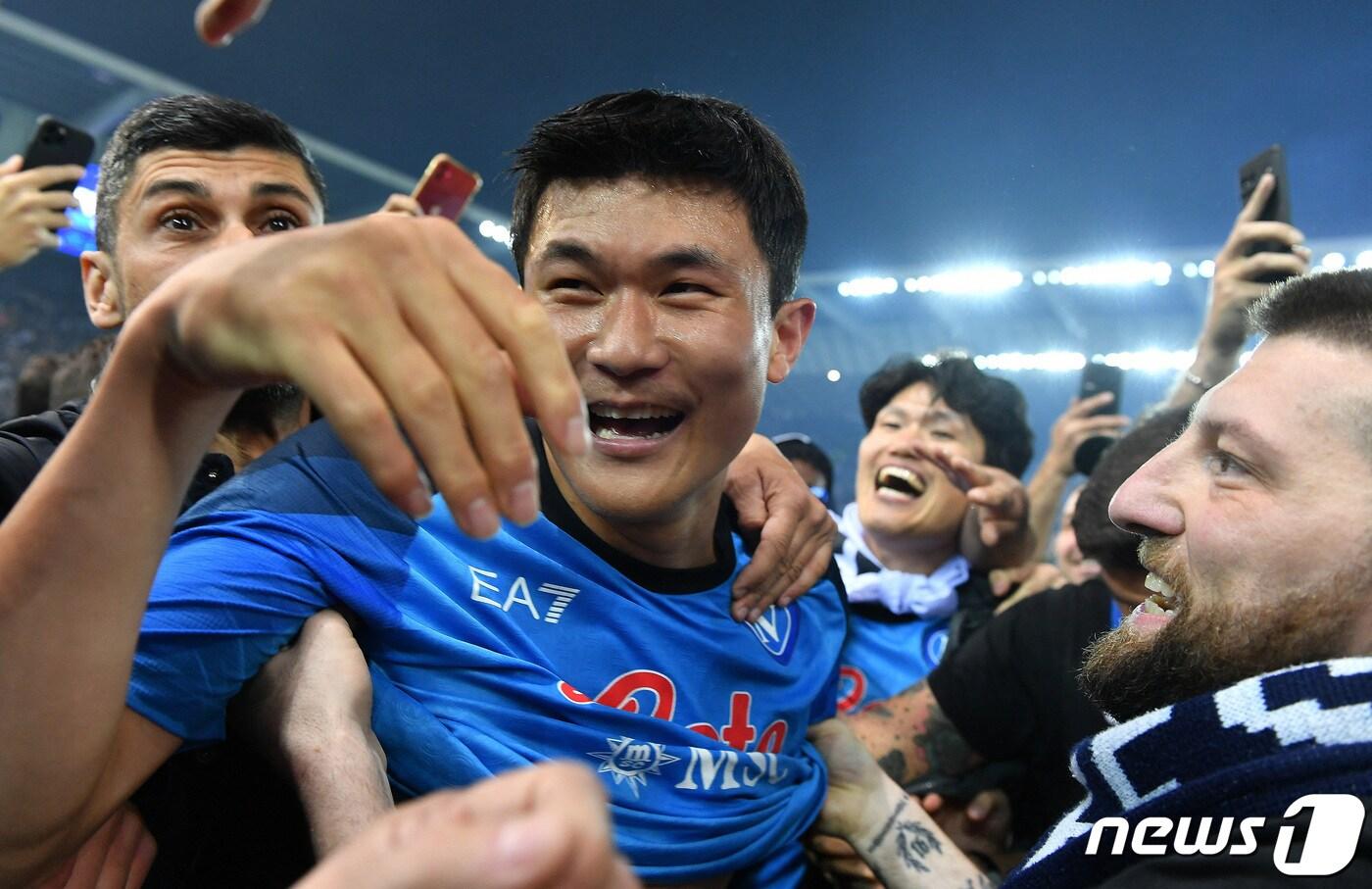 33년 만에 우승을 차지한 김민재가 팬들과 함께 기뻐하고 있다. ⓒ 로이터=뉴스1