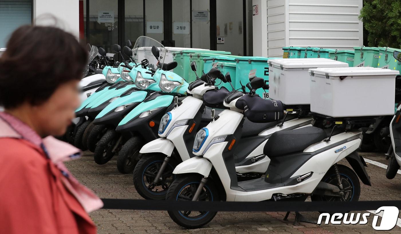 서울 강남구 논현동 배달의민족 자회사 '딜리버리N' 앞에 오토바이들이 주차되어 있다. /뉴스1 ⓒ News1 김진환 기자
