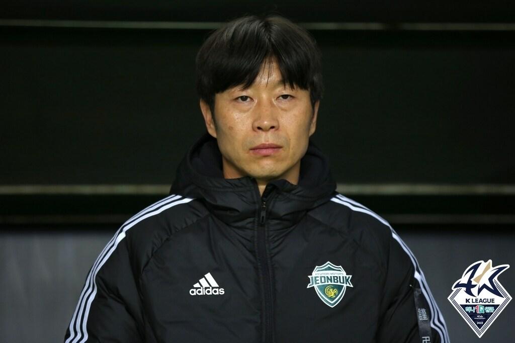 본문 이미지 -  김두현 전북 감독대행(한국프로축구연맹 제공)