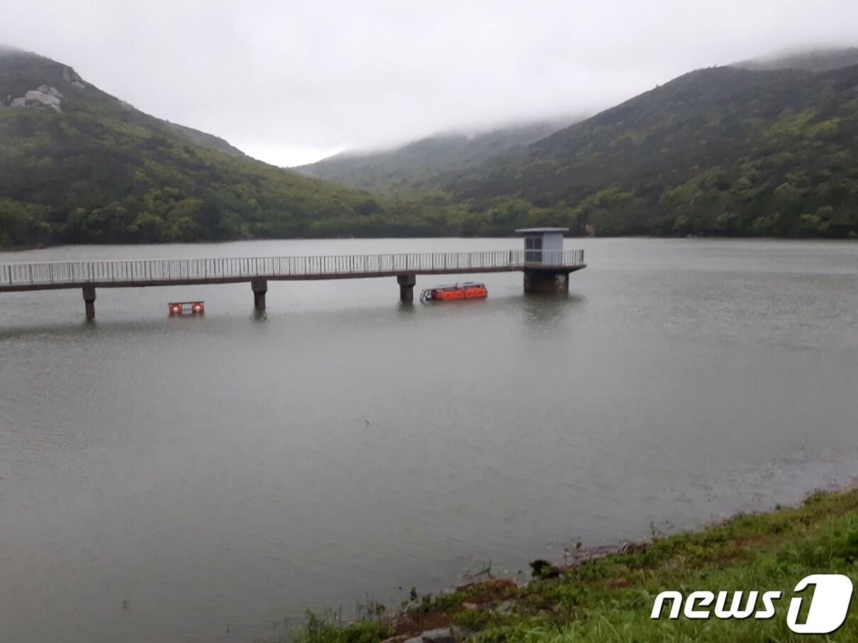 본문 이미지 - 비가 내리는 5일 오후 전남 완도군 노화읍 등에 식수를 제공하는 보길면의 부황제에 물이 차오르고 있다. (완도군 제공) 2023.5.5/뉴스1 ⓒ News1 이승현 기자