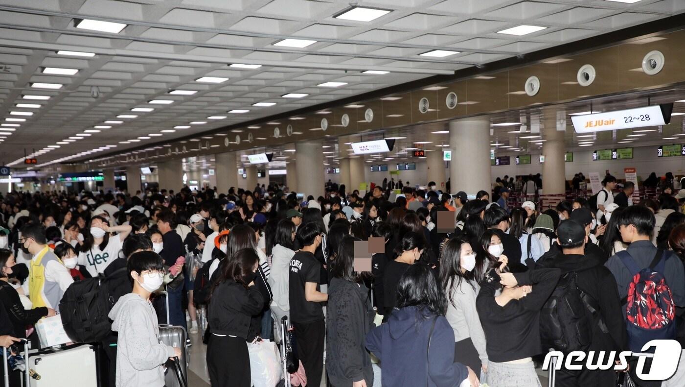 5일 오후 이틀째 무더기 결항 사태를 빚은 제주국제공항이 승객들로 붐비고 있다.2023.5.5/뉴스1 ⓒ News1 고동명 기자