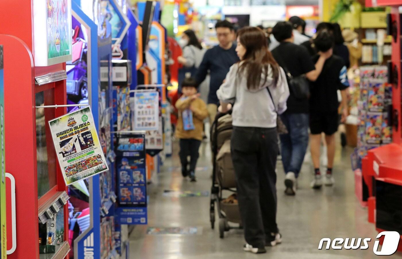 본문 이미지 - 어린이날인 5일 서울시내 한 대형마트 완구코너가 가족단위 고객으로 붐비고 있다. 2023.5.5/뉴스1 ⓒ News1 박세연 기자