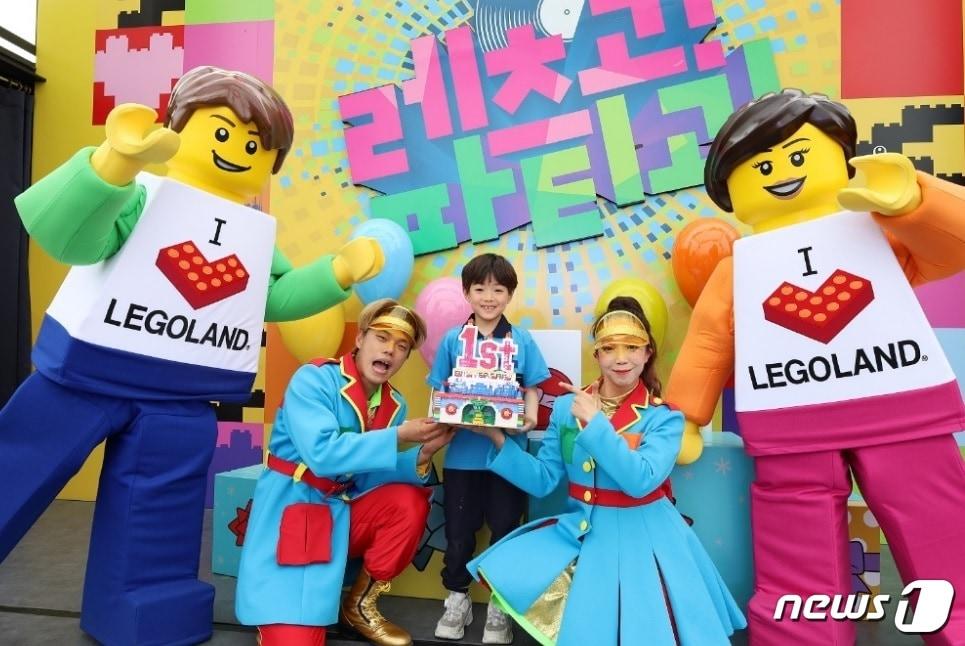 본문 이미지 - 어린이날인 5일 강원 춘천 레고랜드를 찾은 어린이가 즐거운 시간을 보내고 있다.(레고랜드 코리아 제공) 2023.5.5/뉴스1