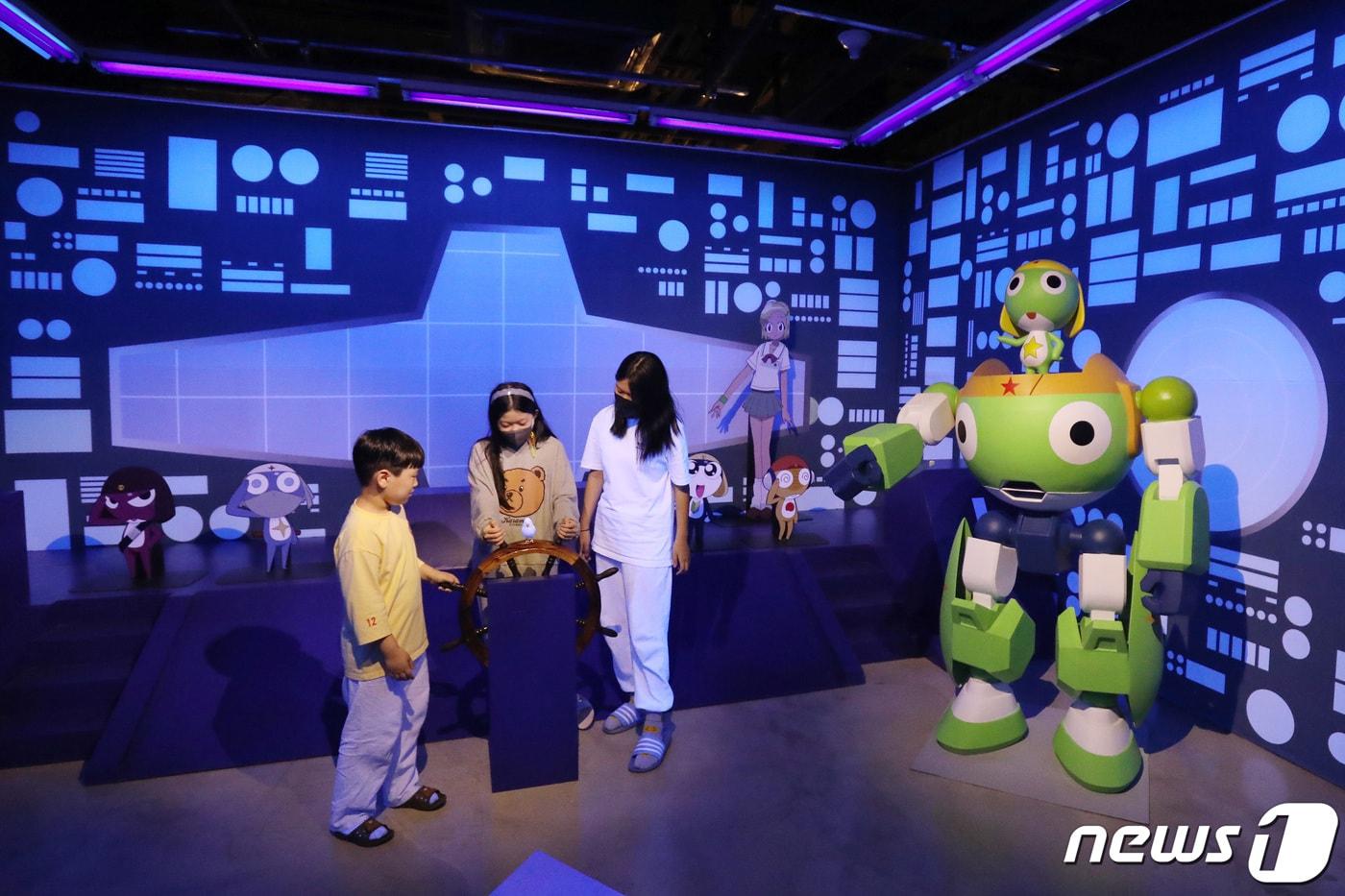 어린이날인 5일 대구 달서구 테마파크 이월드 83타워 뮤지엄 2층에서 개막한 '케로로 퍼렁별 정복전'을 찾은 어린이들이 애니메이션 주인공 '케로로 중사'를 테마로 한 전시를 관람하고 있다. 케로로 소대 소개와 소대원들의 만남, 케로로의 방, 케로로소대 비밀기지와 훈련기지, 기념품 판매점 등으로 구성된 이번 전시는 오는 8월6일까지 계속된다. 2023.5.5/뉴스1 ⓒ News1 공정식 기자
