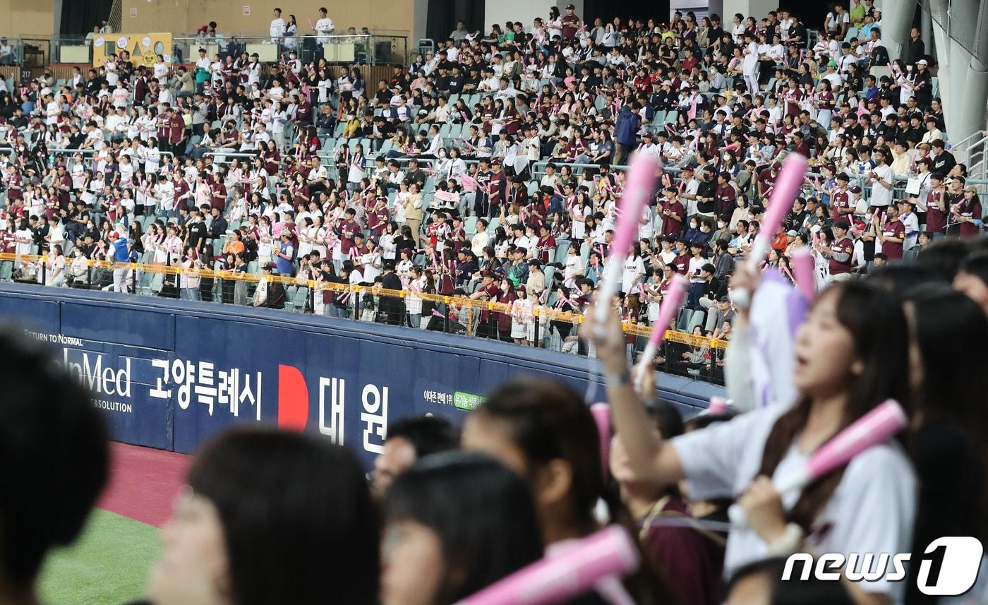 본문 이미지 - 야구장을 찾은 야구팬들. 2023.5.5/뉴스1 ⓒ News1 김진환 기자