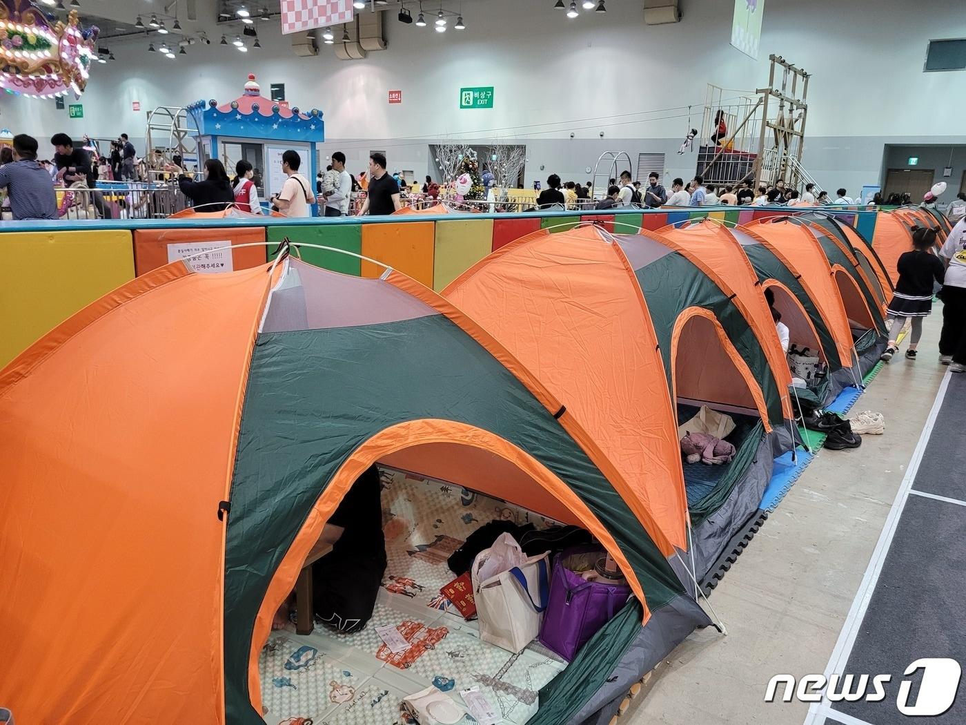 본문 이미지 - 상상체험 키즈랜드 한켠에 마련된 실내 텐트는 오전부터 만석됐다.2023.5.5/뉴스1 ⓒ News1 조아서 기자