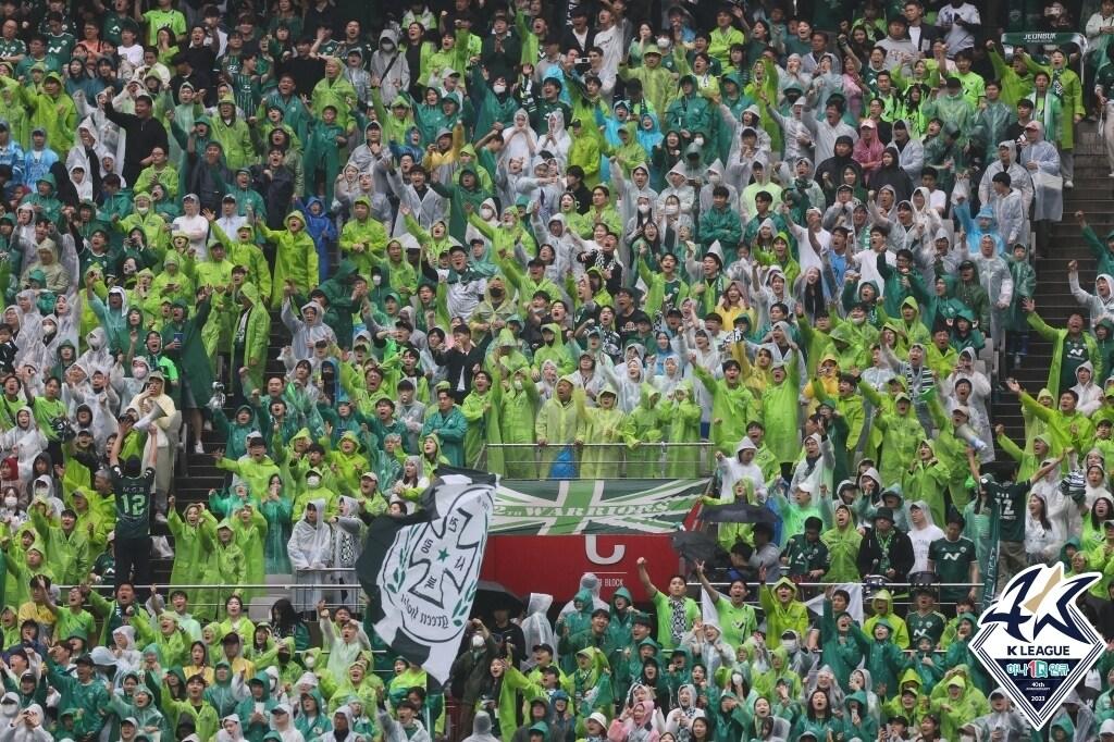 본문 이미지 - 서울과 전북의 경기를 찾은 관중(한국프로축구연맹 제공)