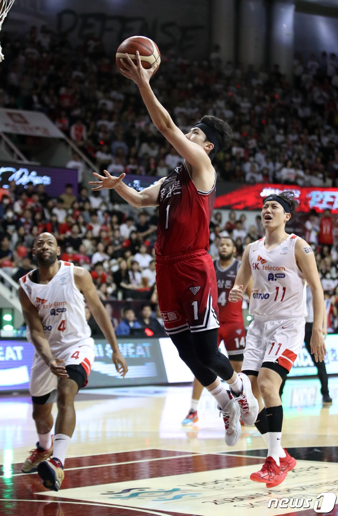 본문 이미지 - 5일 경기도 안양실내체육관에서 열린 2022-2023 SKT 에이닷 프로농구 챔피언결정전 6차전 안양 KGC와 서울 SK와의 경기, 안양 배병준이 2쿼터 레이업 슛을 성공 시키고 있다. 2023.5.5/뉴스1 ⓒ News1 김진환 기자