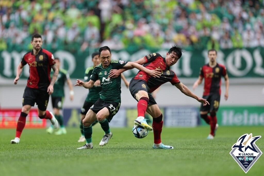 본문 이미지 - 서울과 전북이 1-1로 비겼다.(한국프로축구연맹 제공) 