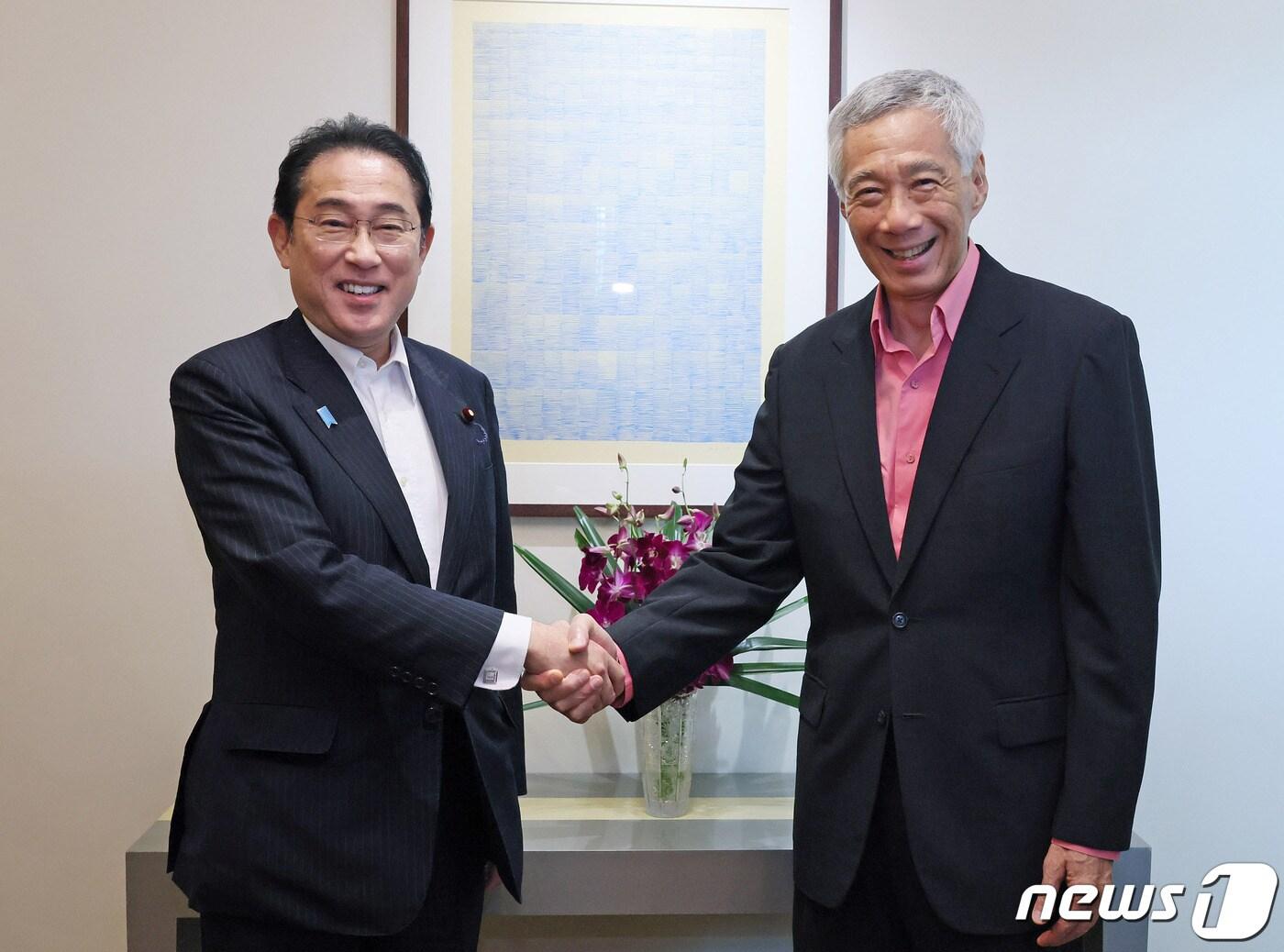 본문 이미지 - 기시다 후미오 일본 총리가 5일 리셴룽 싱가포르 총리와 만나 악수하고 있다. 2023.05.05/뉴스1