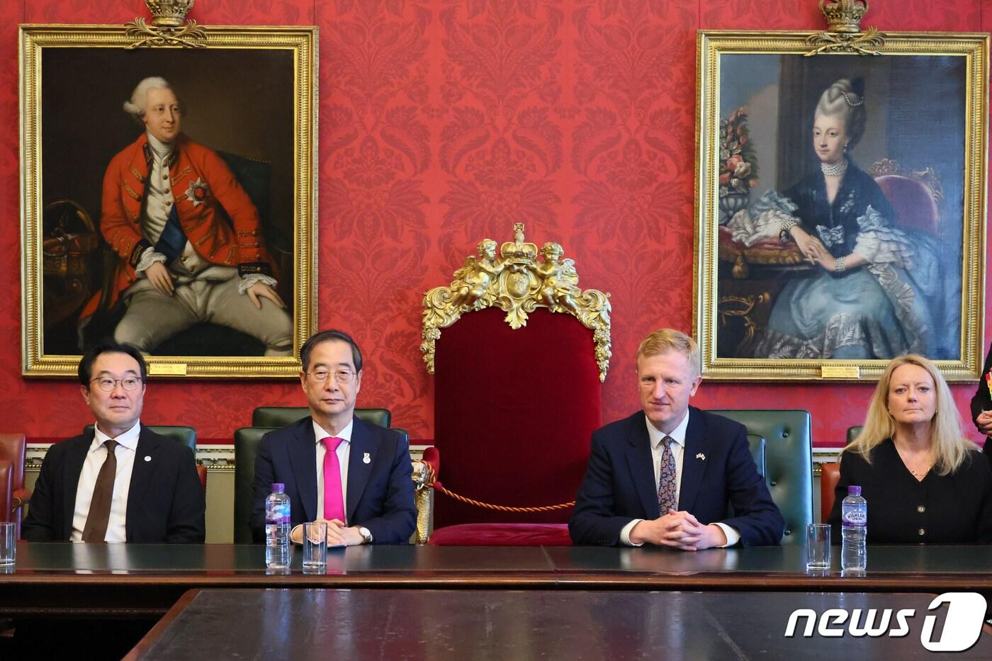 한덕수 국무총리가 5일(현지시간) 오후 영국 런던에서 올리버 다우든 부총리와 환담하고 있다. (국무총리실 제공) 2023.5.6/뉴스1