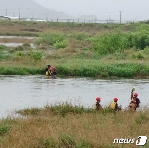 본문 이미지 - 6일 오전 경북 문경시 영순면의 한 강변에서 낚시를 하던 40대가 불어난 강물로 고립됐으나 119구조대원들에게 무사히 구조됐다.(경북소방본부 제공) 2023.5.6/뉴스1 ⓒ News1 김종엽 기자
