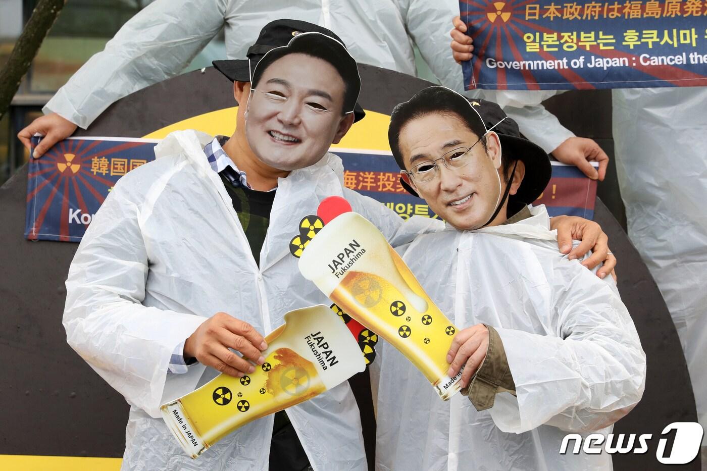 본문 이미지 - 환경보건시민센터를 비롯한 환경단체 구성원들이 6일 오후 서울 종로구 일본대사관 앞에서 후쿠시마 원전오염수 해양 투기 반대 기자회견을 하고 있다.  2023.5.6/뉴스1 ⓒ News1 이승배 기자