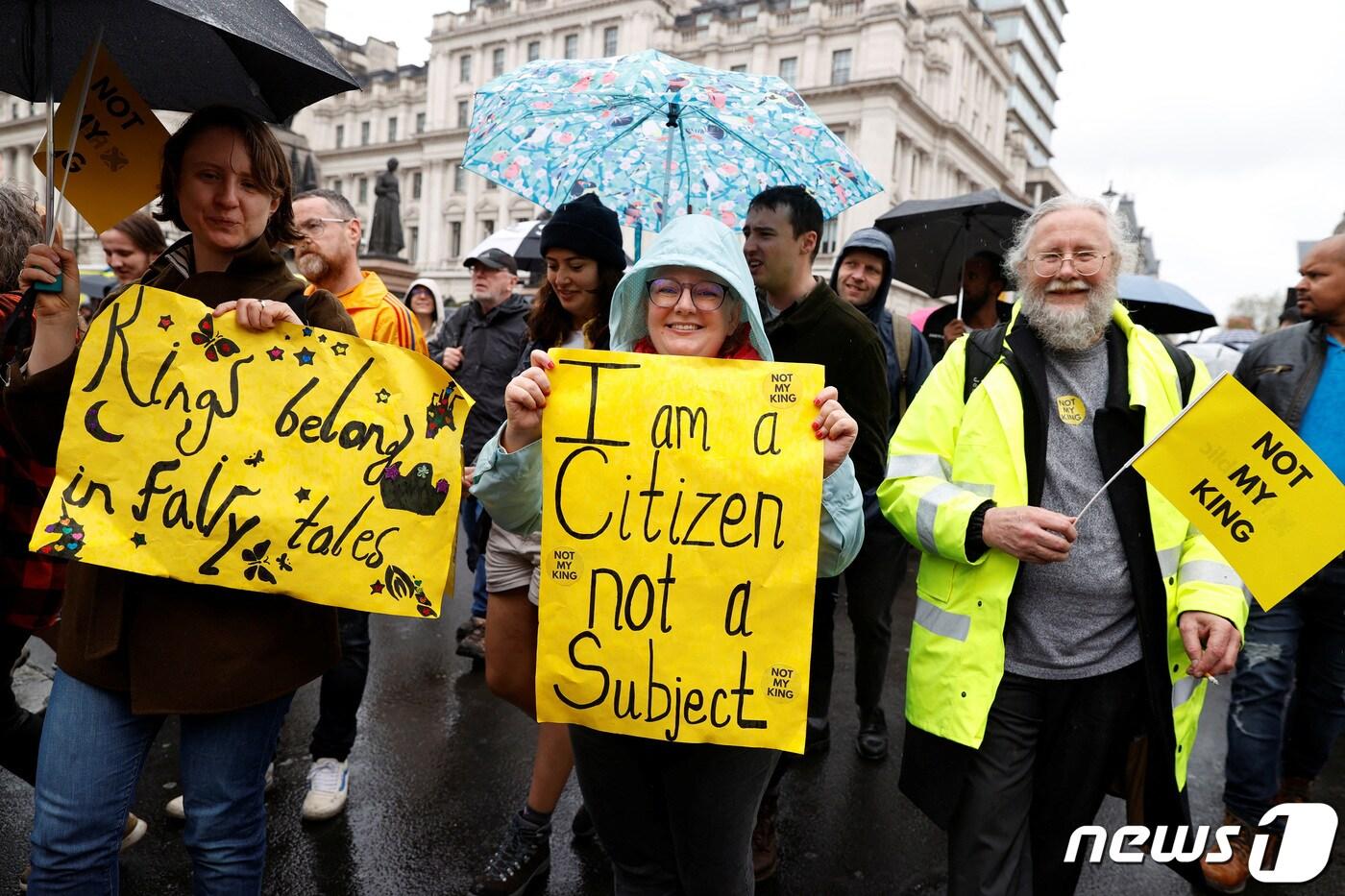 찰스 3세 국왕의 대관식이 6일(현지시간) 성대하게 막을 올린 가운데 행사장 밖에 일부 시민들은 반군주제 문구가 적힌 플래카드를 들어올리며 시위에 나섰다. ⓒ 로이터=뉴스1 ⓒ News1 정윤영 기자