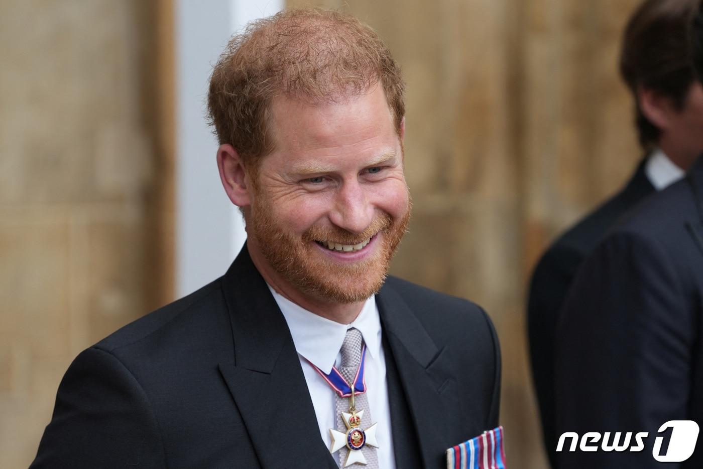 해리 영국 왕자가 6일(현지시간) 런던 웨스트민스터 사원에서 열린 찰스 3세 영국 국왕의 대관식에 참석한 뒤 떠나고 있다. 2023.05.06 ⓒ 로이터=뉴스1 ⓒ News1 우동명 기자