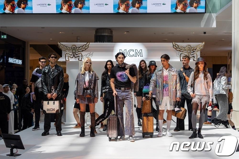 본문 이미지 - 글로벌 럭셔리 패션 하우스 MCM은 지난 5일, 세계 최대 규모의 쇼핑센터인 두바이 몰에서 개최한 패션테인먼트를 성황리에 마쳤다고 밝혔다. 사진은 지난 5일 두바이에서 패션과 엔터의 만남인 패션테인먼트를 주제로 진행된 모습. 패션과 엔터테인먼트가 결합된 이번 패션테인먼트는 ‘사이버 노마드’를 주제로 MCM이 음악과 함께해온 역사와 브랜드 아이덴티티를 보여줬다. (MCM 제공) 2023.5.7/뉴스1
