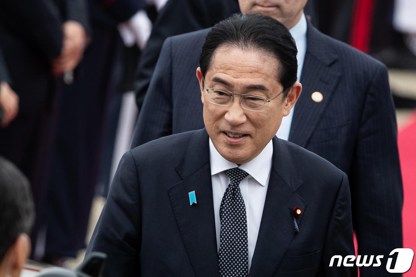 본문 이미지 - 기시다 후미오(岸田文雄) 일본 총리가 지난 7일 경기 성남시 서울공항에 도착해 이동하고 있다. 2023.5.7/뉴스1 ⓒ News1 유승관 기자