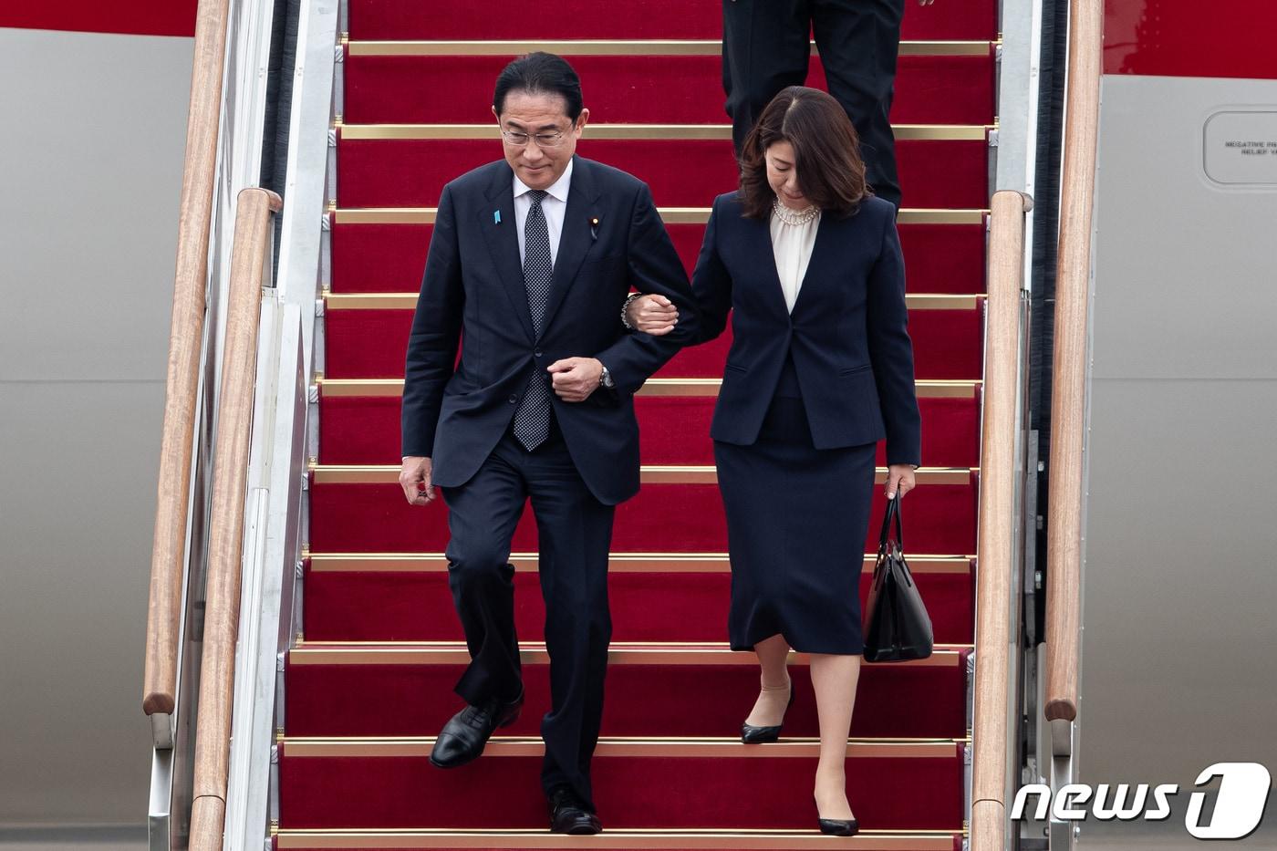 본문 이미지 - 기시다 후미오(岸田文雄) 일본 총리 내외가 7일 경기 성남시 서울공항에 도착해 트랩을 내려오고 있다.  2023.5.7/뉴스1 ⓒ News1 유승관 기자