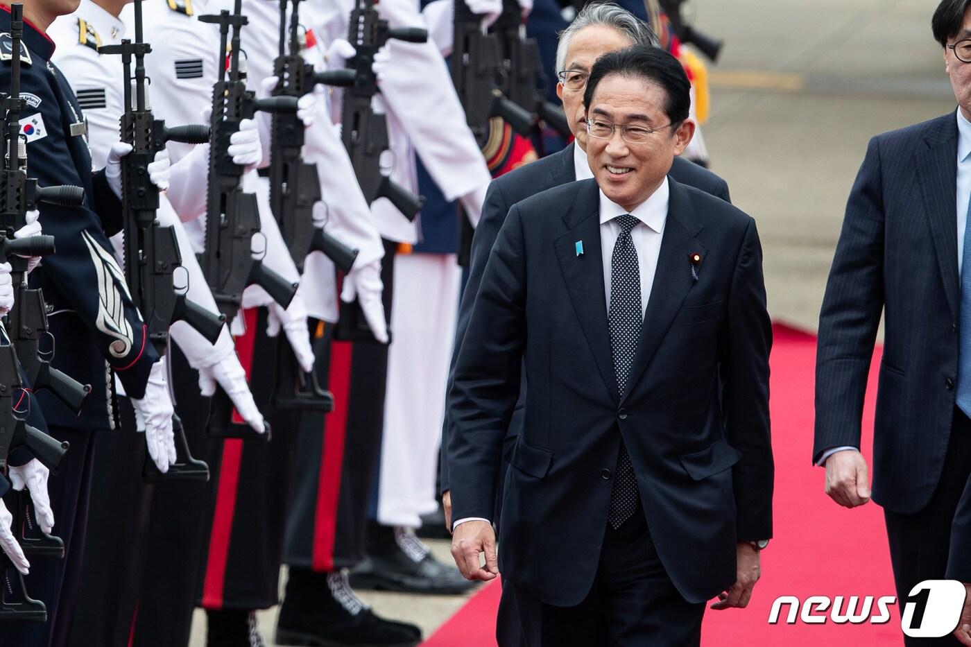 본문 이미지 - 기시다 후미오 일본 총리가 7일 경기 성남시 서울공항에 도착해 이동하고 있다. 2023.5.7/뉴스1 ⓒ News1 유승관 기자