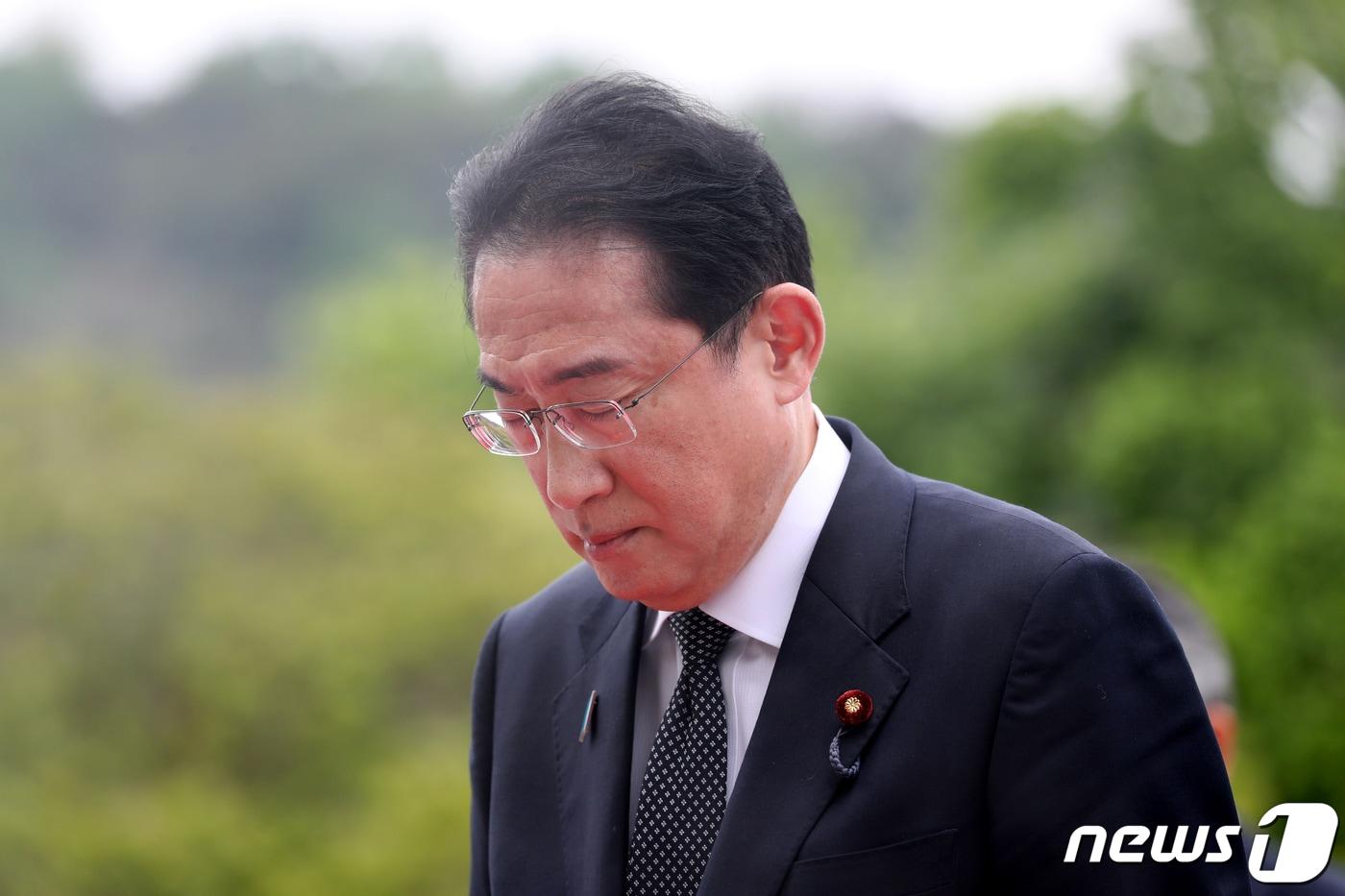 본문 이미지 - 기시다 후미오(岸田文雄) 일본 총리가 7일 방한 첫 일정으로 서울 동작구 국립서울현충원을 참배하며 묵념하고 있다. 2023.5.7/뉴스1 ⓒ News1 사진공동취재단