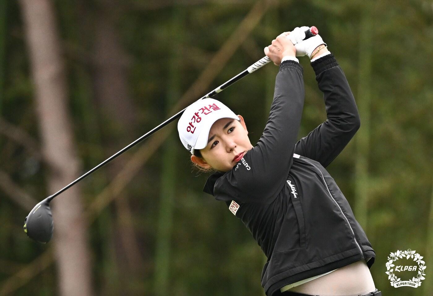 본문 이미지 - 박보겸이 7일 부산시 기장군에 위치한 아시아드CC에서 열린 '제9회 교촌 1991 레이디스 오픈' 최종라운드 11번홀에서 티샷을 하고 있다. (KLPGA 제공) 2023.5.7/뉴스1