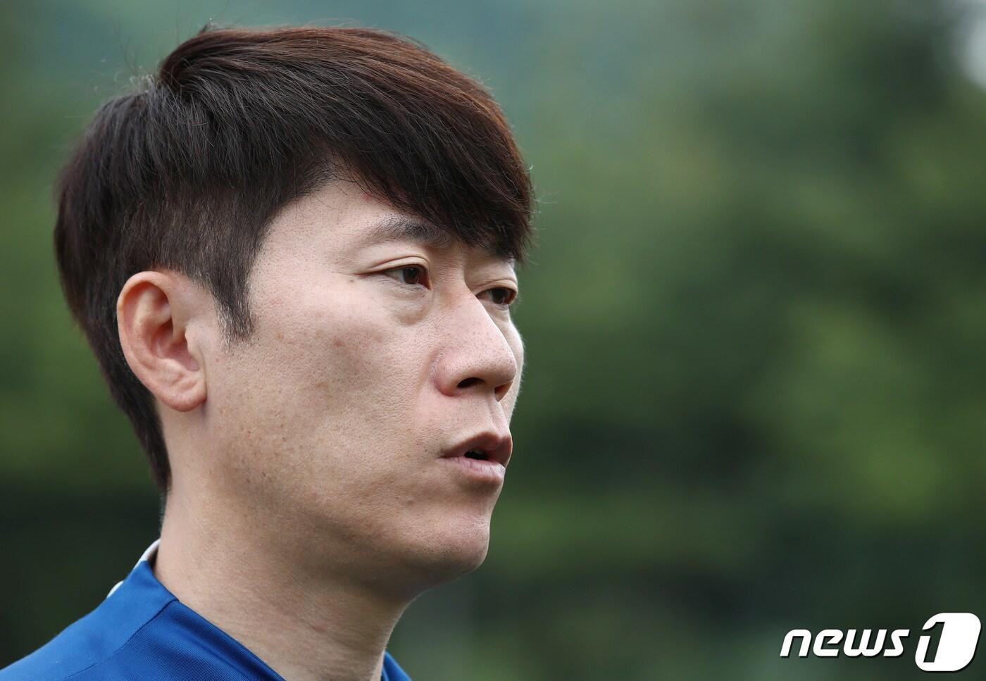 본문 이미지 - 김은중 감독이 7일 오후 경기도 파주 축구국가대표트레이닝센터(NFC)에서 열린 20세 이하(U-20) 남자 축구대표팀 미디어데이에서 각오를 밝히고 있다. 2023 국제축구연맹(FIFA) U-20 월드컵에 출전하는 대표팀은 오는 23일 프랑스전을 시작으로 26일 온두라스, 29일 감비아와 조별리그를 치른다. 2023.5.7/뉴스1 ⓒ News1 김민지 기자
