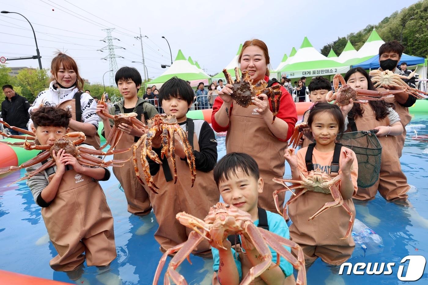 본문 이미지 - 7일 열린 '2023 제1회 동해항 크랩킹 페스타'를 찾은 가족 단위 관광객들이 맨손잡기 체험 등 즐거운 시간을 보내고 있다.(동해시 제공) 2023.5.7/뉴스1