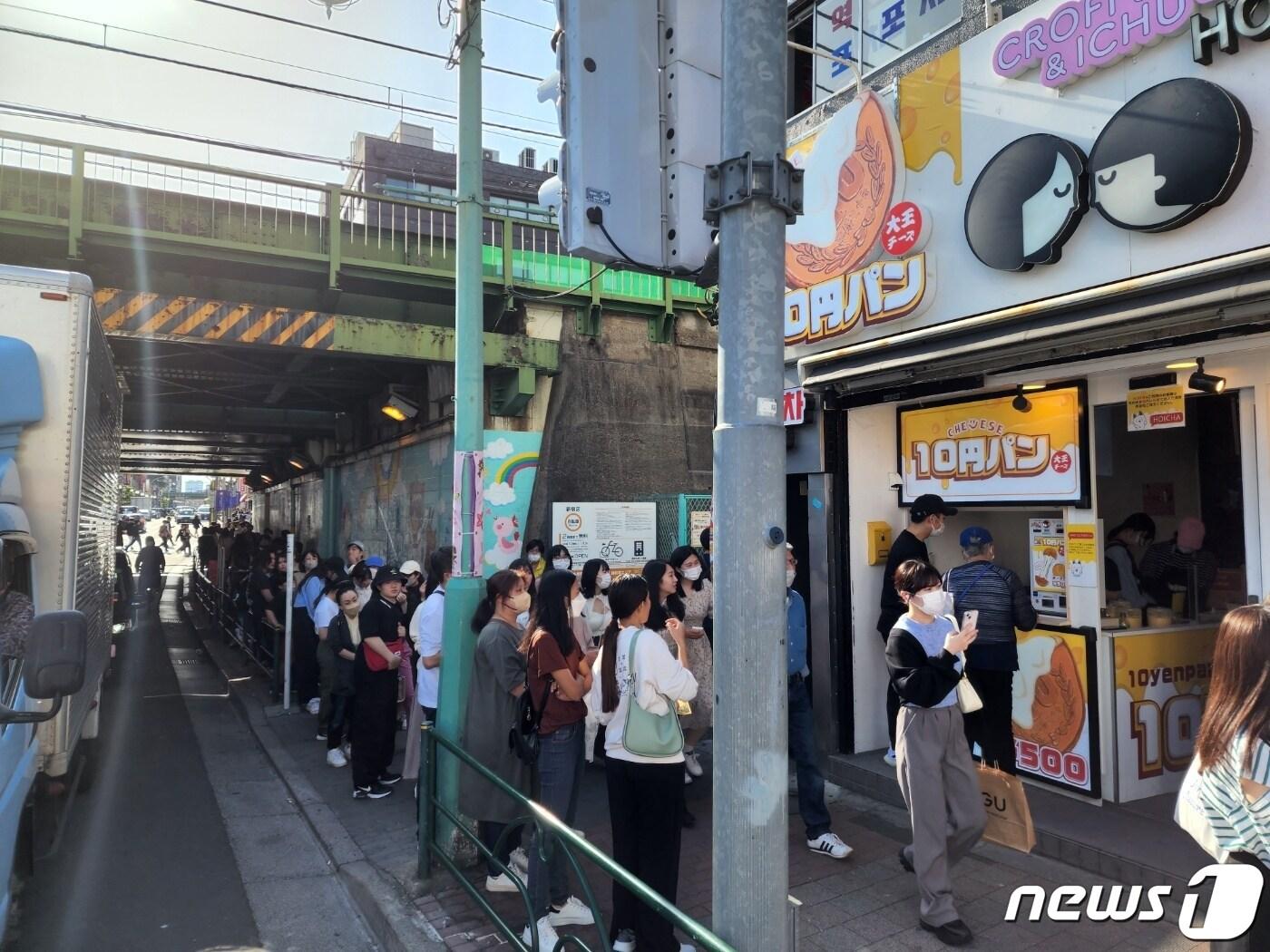 본문 이미지 - 4일 일본 도쿄 신오쿠보 역 근처에 위치한 '10엔빵' 가게 옆으로 손님들이 줄을 서 차례를 기다리고 있다. ⓒ 뉴스1 권진영 기자