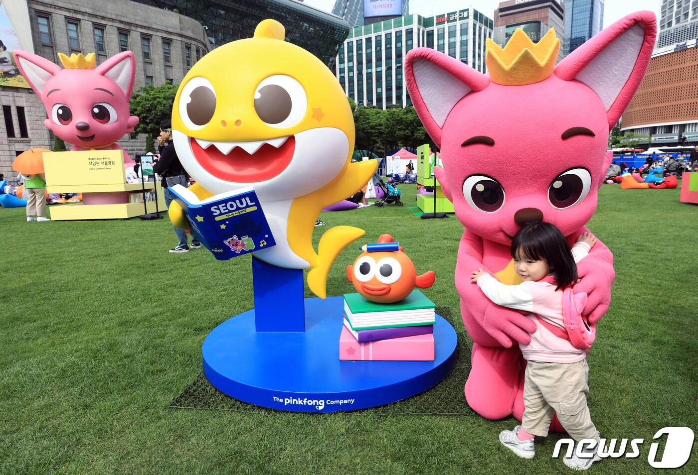 어린이날 연휴 마지막날인 7일 서울 중구 서울광장에서 진행된 핑크퐁 키즈북 페스티벌을 찾은 핑크퐁이 포토존에서 아이와 포옹을 나누고 있다. 2023.5.7/뉴스1 ⓒ News1 박정호 기자