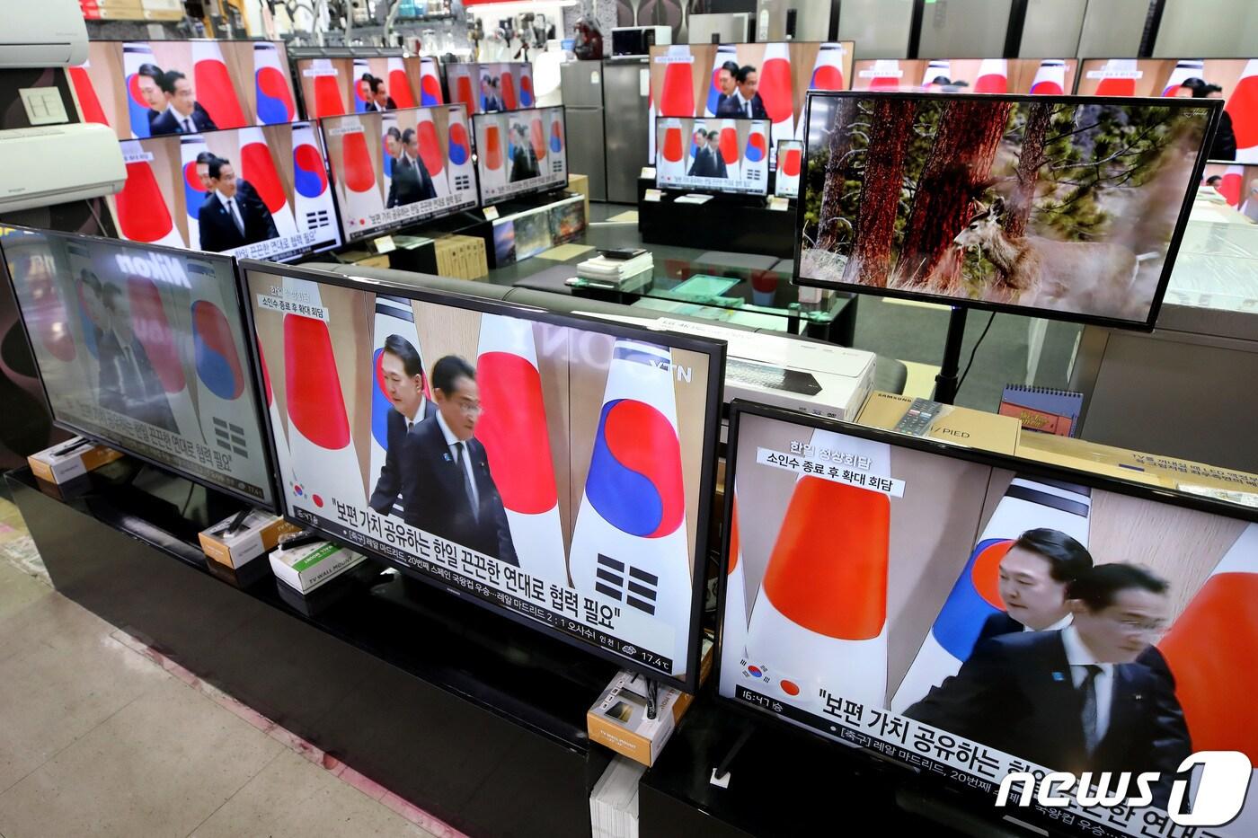 본문 이미지 - 7일 오후 서울 용산 전자랜드에서 텔레비전을 통해 윤석열 대통령과 기시다 후미오 일본 총리의 정상회담이 생중계 되고 있다. 2023.5.7/뉴스1 ⓒ News1 구윤성 기자