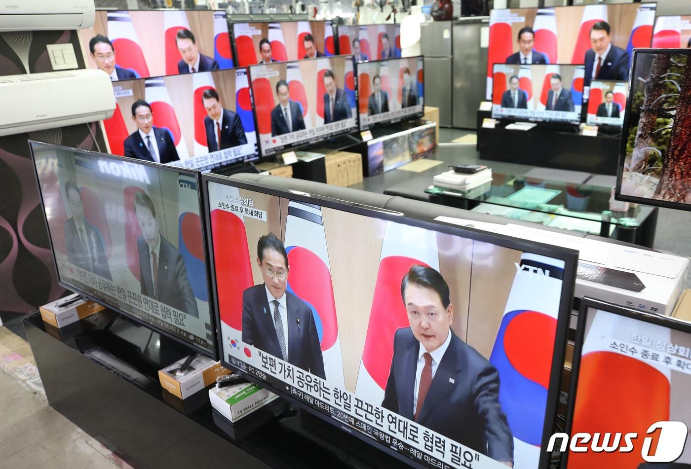 본문 이미지 - 7일 오후 서울 용산 전자랜드에서 텔레비전을 통해 윤석열 대통령과 기시다 후미오 일본 총리의 정상회담이 생중계 되고 있다. 2023.5.7/뉴스1 ⓒ News1 구윤성 기자