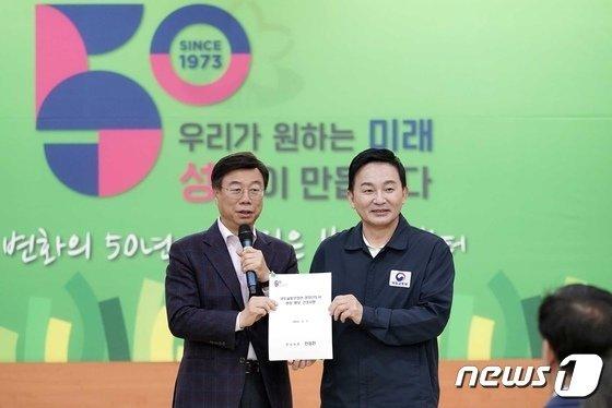 본문 이미지 - 신상진 시장이 원희룡 국토부 장관에게 14개 건의사항을 전달하고 있다.(성남시 제공)