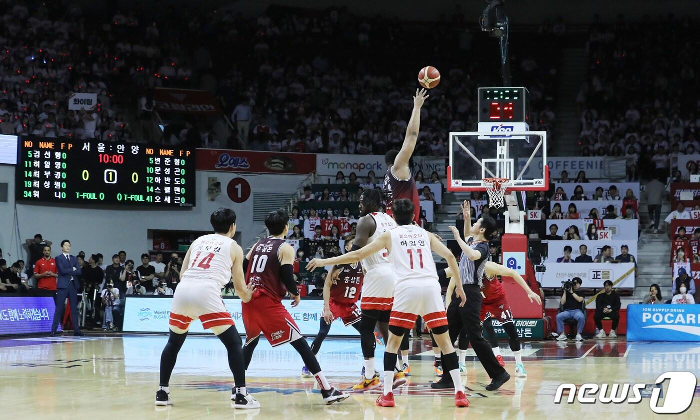 본문 이미지 - 7일 오후 경기도 안양시 동안구 안양실내체육관에서 열린 2022-2023 SKT 에이닷 프로농구 챔피언결정전 7차전 안양 KGC와 서울 SK와의 경기가 시작되고 있다. 2023.5.7/뉴스1 ⓒ News1 이재명 기자