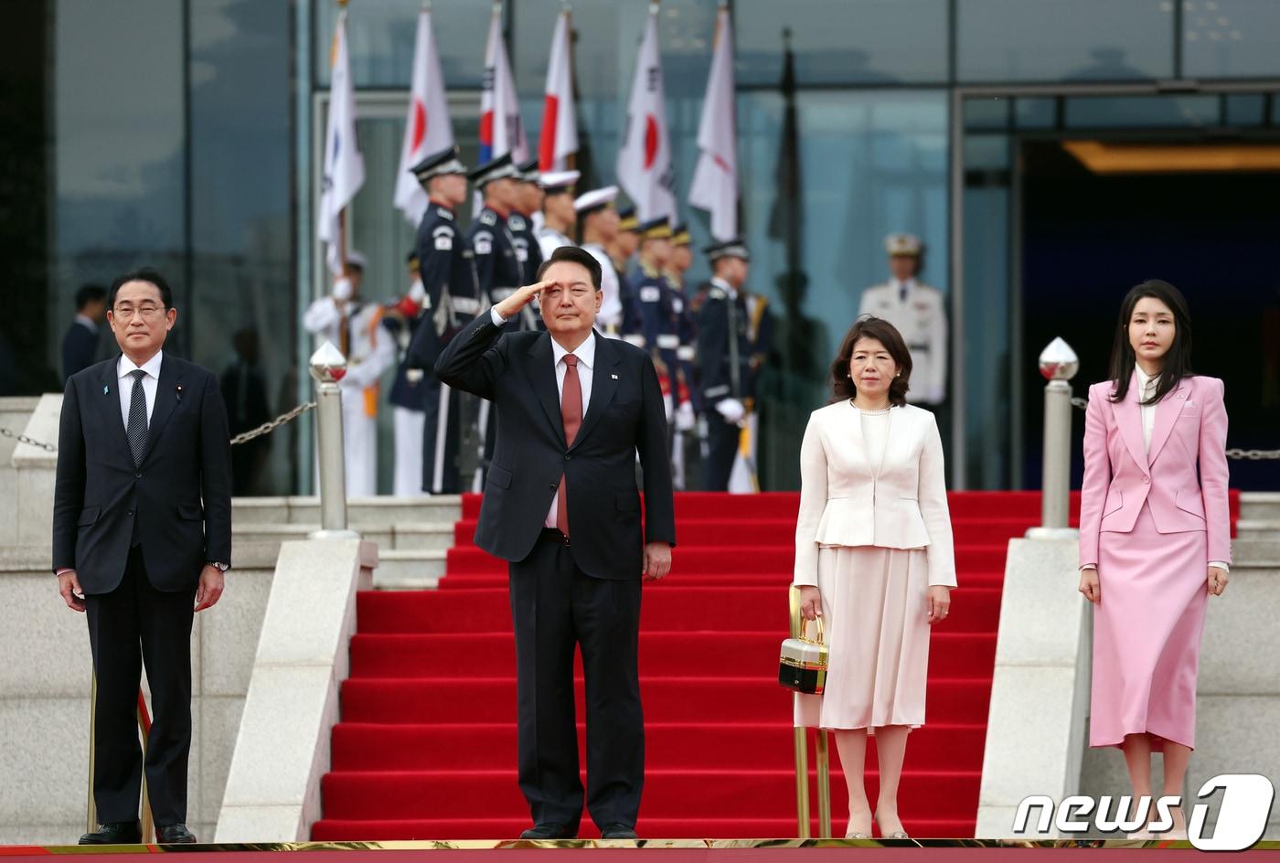 본문 이미지 - 윤석열 대통령이 7일 서울 용산 대통령실 청사 잔디마당에서 열린 공식 환영식에서 거수경례를 하고 있다. (대통령실 제공) 2023.5.7/뉴스1 ⓒ News1 오대일 기자