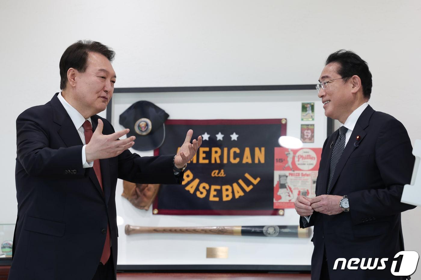 본문 이미지 - 윤석열 대통령과 기시다 후미오 일본 총리가 7일 서울 용산 대통령실 청사에서 열린 소인수 회담에서 조 바이든 미국 대통령이 윤 대통령에게 선물한 빈티지 야구 용품 액자 앞에서 대화하고 있다. (대통령실 제공) 2023.5.7/뉴스1 ⓒ News1 오대일 기자