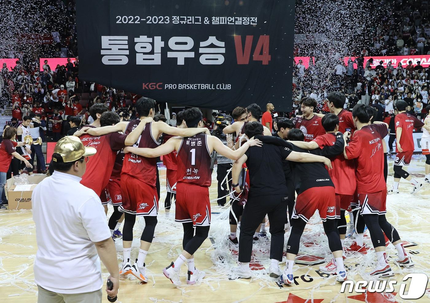 본문 이미지 - 7일 오후 경기도 안양시 동안구 안양실내체육관에서 열린 2022-2023 SKT 에이닷 프로농구 챔피언결정전 7차전 안양 KGC와 서울 SK와의 경기에서 연장 접전 끝에 100대97로 우승을 차지한 안양 KGC 선수들이 기쁨을 함께 나누고 있다. 2023.5.7/뉴스1 ⓒ News1 이재명 기자