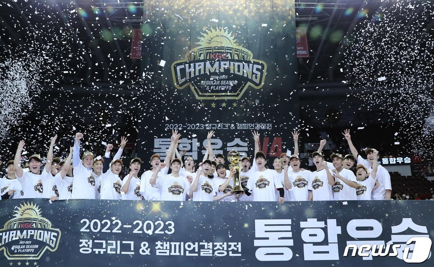 7일 오후 경기도 안양시 동안구 안양실내체육관에서 열린 2022-2023 SKT 에이닷 프로농구 챔피언결정전 7차전 안양 KGC와 서울 SK와의 경기에서 연장 접전 끝에 100대97로 우승을 차지한 안양 KGC 선수들이 트로피를 들고 기뻐하고 있다. 2023.5.7/뉴스1 ⓒ News1 이재명 기자