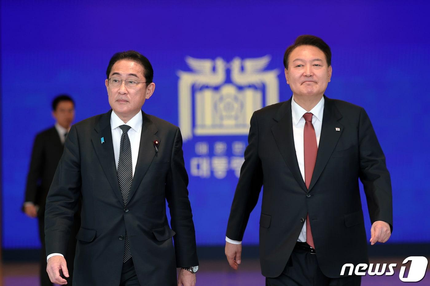 본문 이미지 - 윤석열 대통령(오른쪽)과 기시다 후미오 일본 총리. (대통령실 제공)