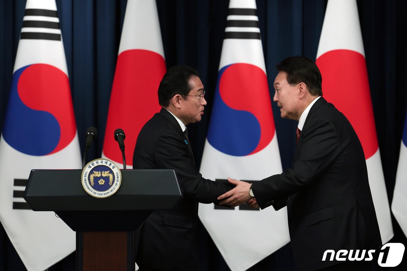 본문 이미지 - 윤석열 대통령과 기시다 후미오 일본 총리가 지난 7일 용산 대통령실 청사에서 열린 공동 기자회견에서 악수하고 있다. (대통령실 제공) 2023.5.7/뉴스1 ⓒ News1 오대일 기자