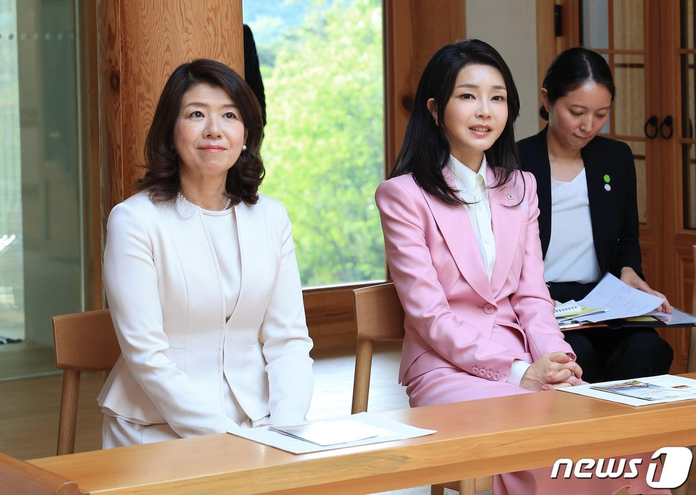 본문 이미지 - 윤석열 대통령 부인 김건희 여사와 기시다 후미오 일본 총리 부인 유코 여사가 7일 친교 일정의 일환으로 서울 은평구 진관사를 방문해 수륙재에 시연되는 법고무 공연을 관람하고 있다. (대통령실 제공) 2023.5.7/뉴스1 ⓒ News1 오대일 기자