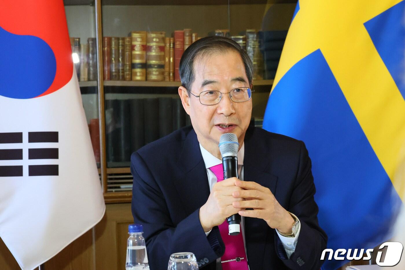 본문 이미지 - 한덕수 국무총리가 7일(현지시간) 스웨덴 스톡홀름 한 호텔에서 열린 교육·노동정책·인구정책 관련 만찬 간담회에서 발언하고 있다.(총리실 제공)/